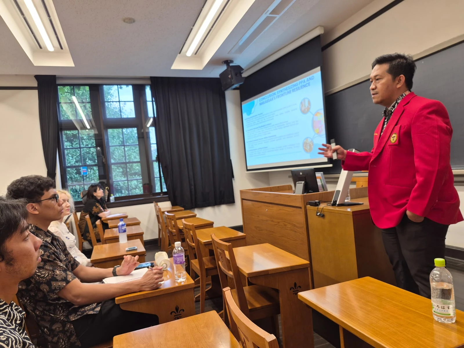 Andi Ahmad Yani menyampaikan kuliah tamu internasional di Rikkyo University Tokyo kepada mahasiswa multinasional. (Foto: Dok.Pribadi).